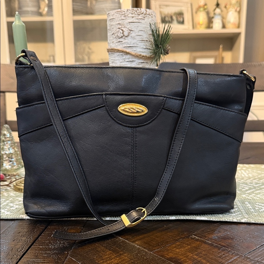 Vintage 90s genuine leather shoulder bag with‎ gold-tone hardware.